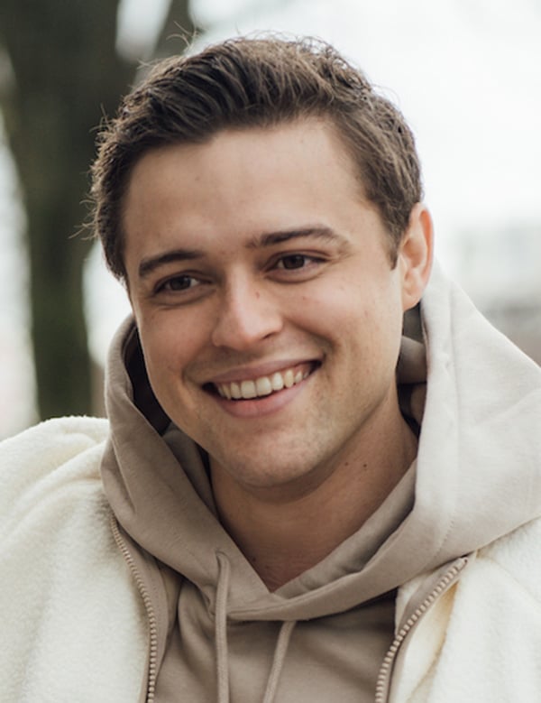 Model Mannelijk model met kort bruin haar jorden