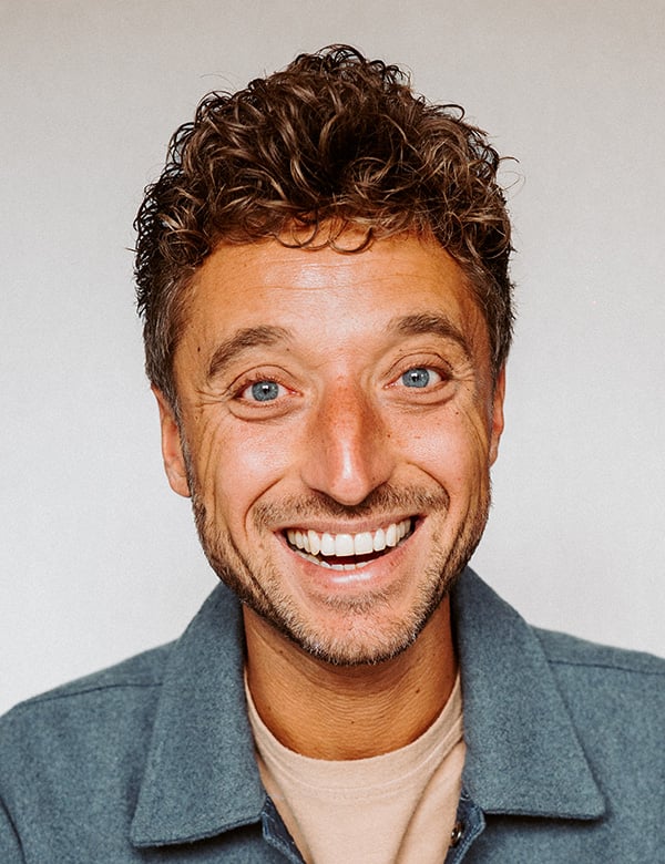 Mannelijk model met kort bruin haar joris b.