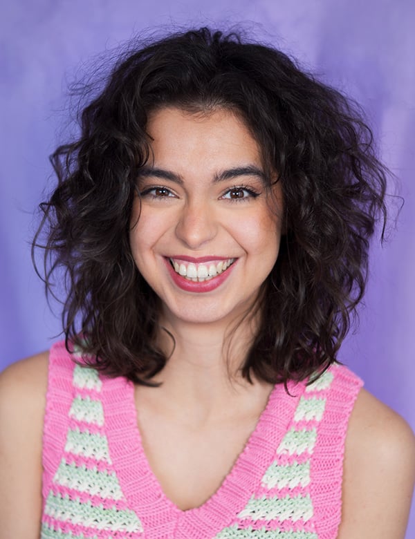 Vrouwelijk model met donkerbruin haar josy.