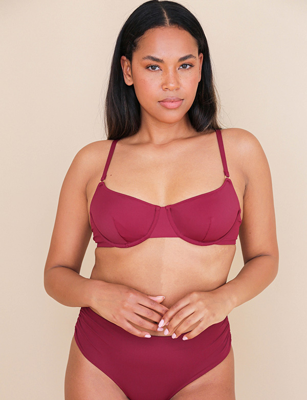 vrouwelijk model met donker haar Joy R.