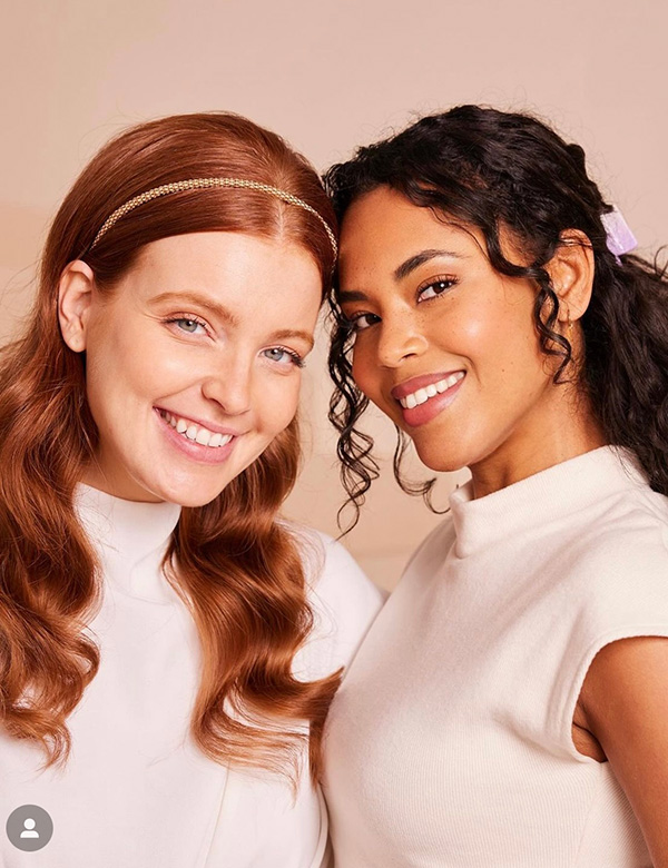 vrouwelijk model met donker haar Joy R.