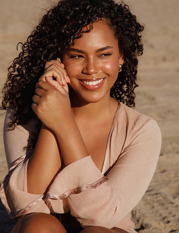 vrouwelijk model met donker haar Joy R.