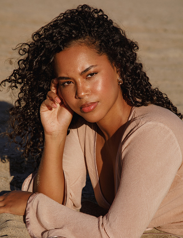 vrouwelijk model met donker haar Joy R.