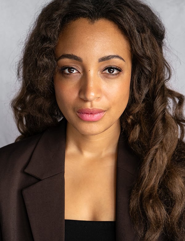 Vrouwelijk model kroes bruin haar