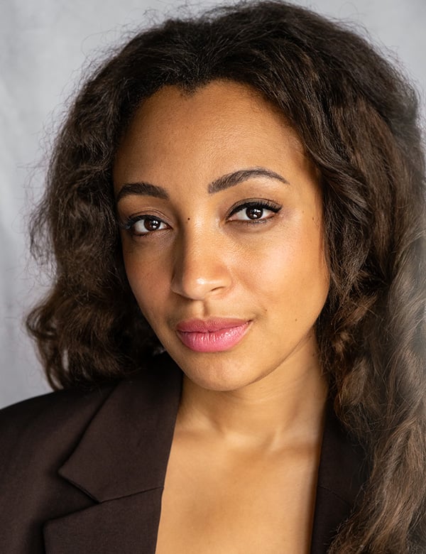 Vrouwelijk model kroes bruin haar