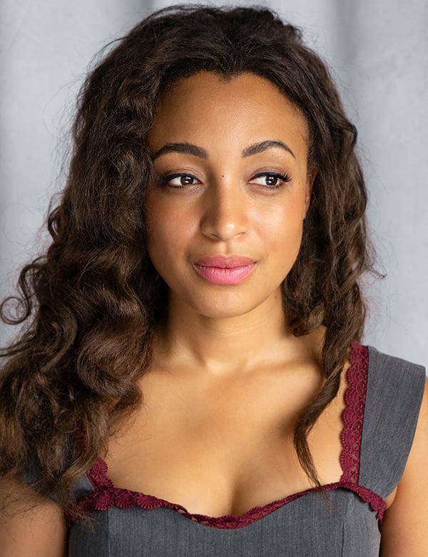 Vrouwelijk model kroes bruin haar