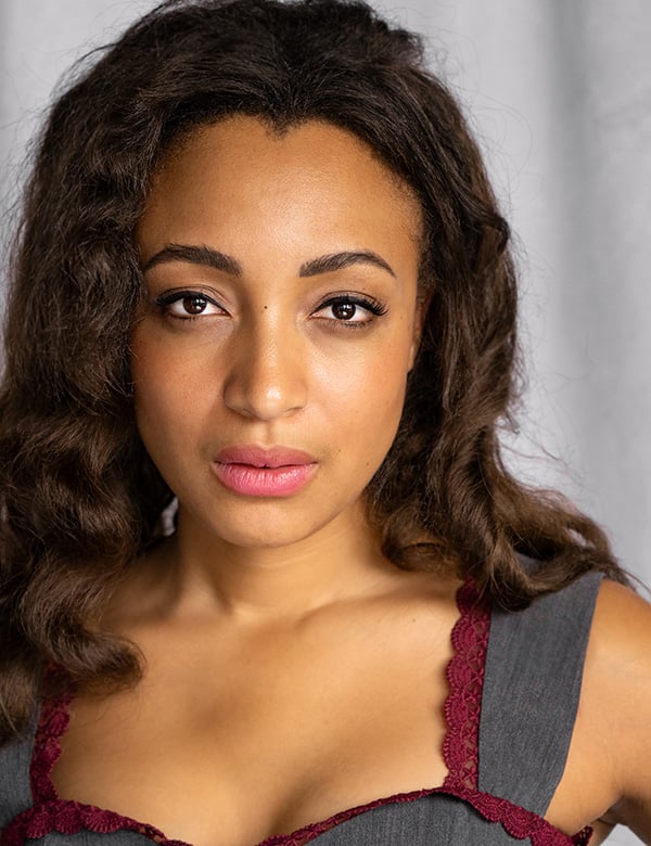 Vrouwelijk model kroes bruin haar