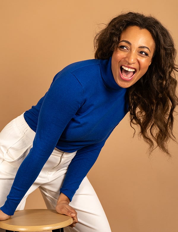 Vrouwelijk model kroes bruin haar