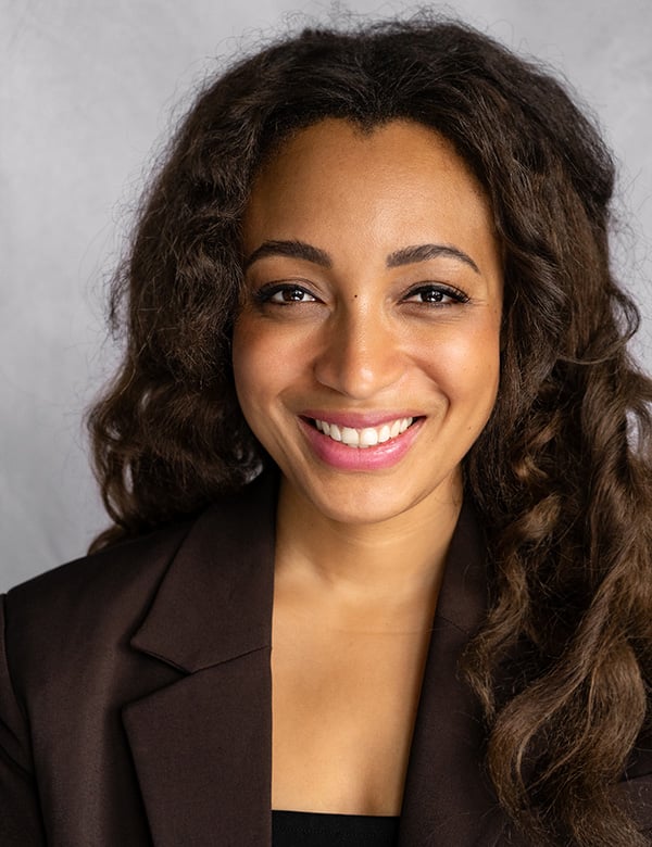 Vrouwelijk model kroes bruin haar