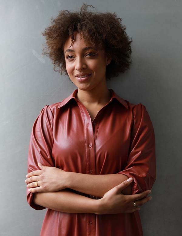 Vrouwelijk model met donker bruin haar Joyce