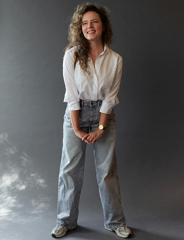 Vrouwelijk model met bruin krulend haar Judith