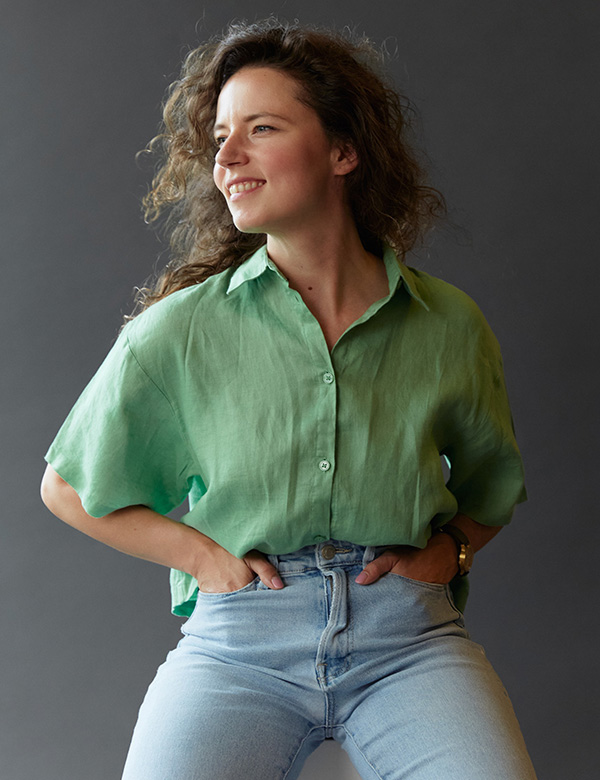 Vrouwelijk model met bruin krulend haar Judith