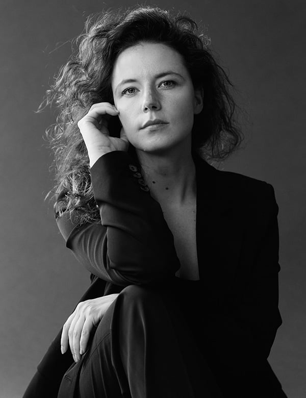 Vrouwelijk model met bruin krulend haar Judith