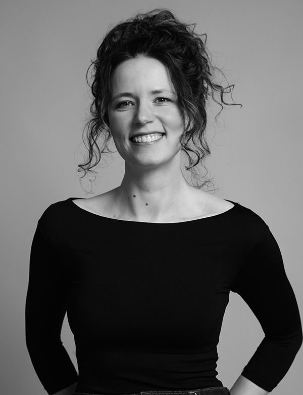 vrouwelijk model met donkere krullen Judith H.