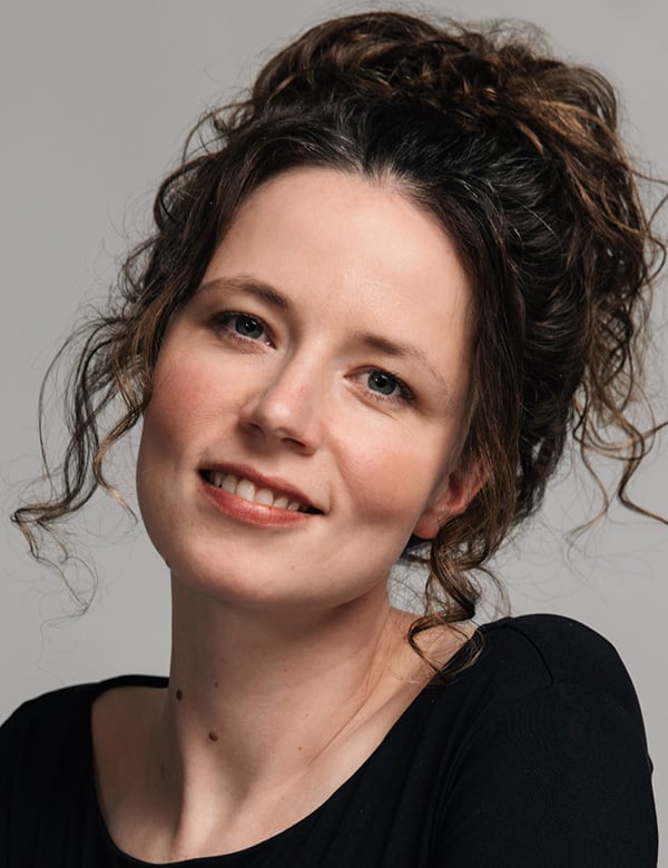Vrouwelijk model met donkere krullen judith h.