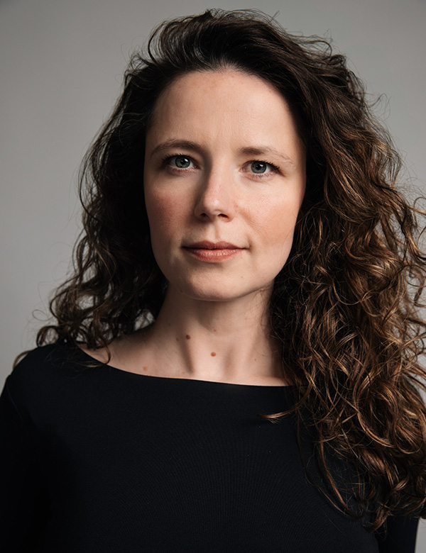 vrouwelijk model met donkere krullen Judith H.