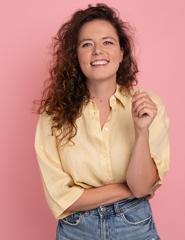 vrouwelijk model met donker haar Judith