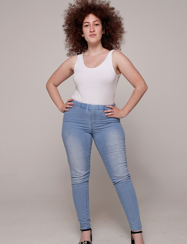 Vrouwelijk model met krullen Judith