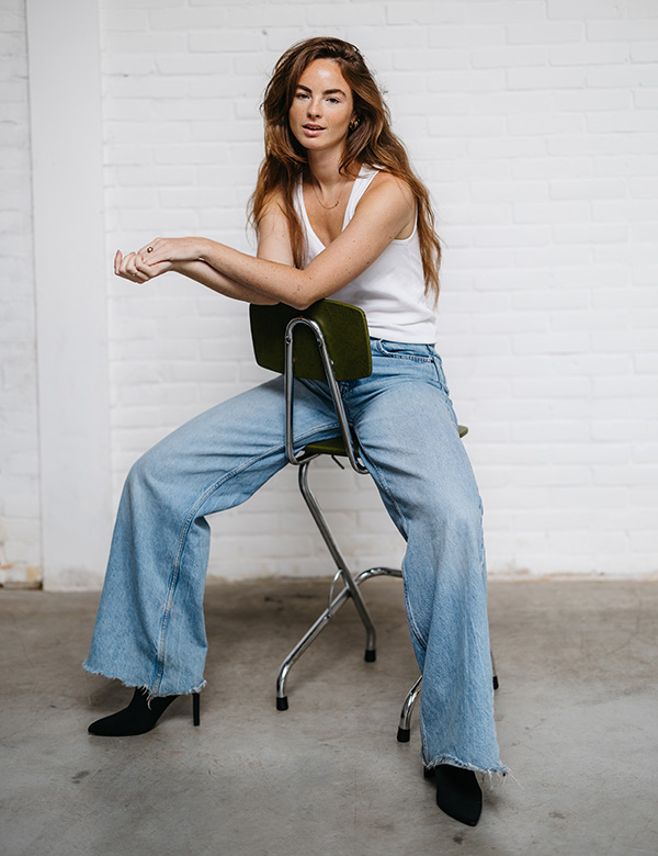 Vrouwelijk model met bruin haar Julia