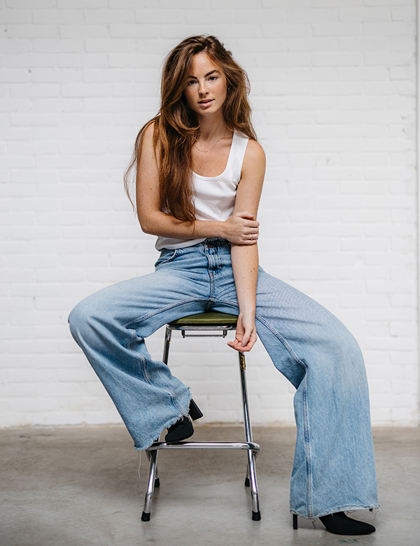 Vrouwelijk model met bruin haar Julia