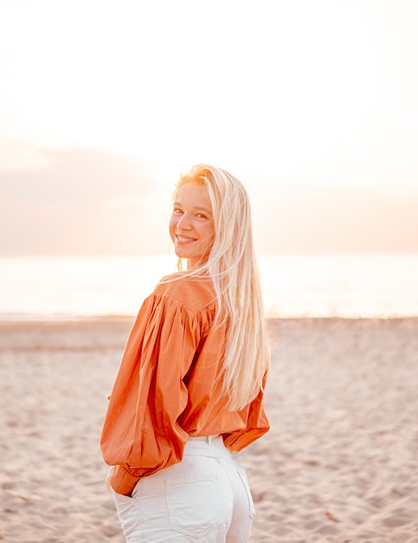 Vrouwelijk model met blond haar Julia