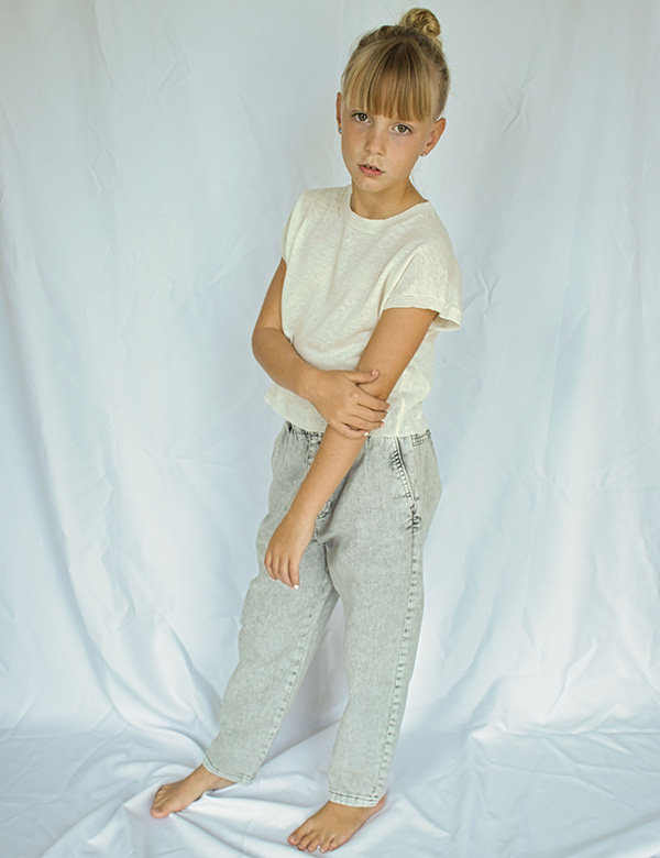 Kindermodel met lang blond haar Jutta