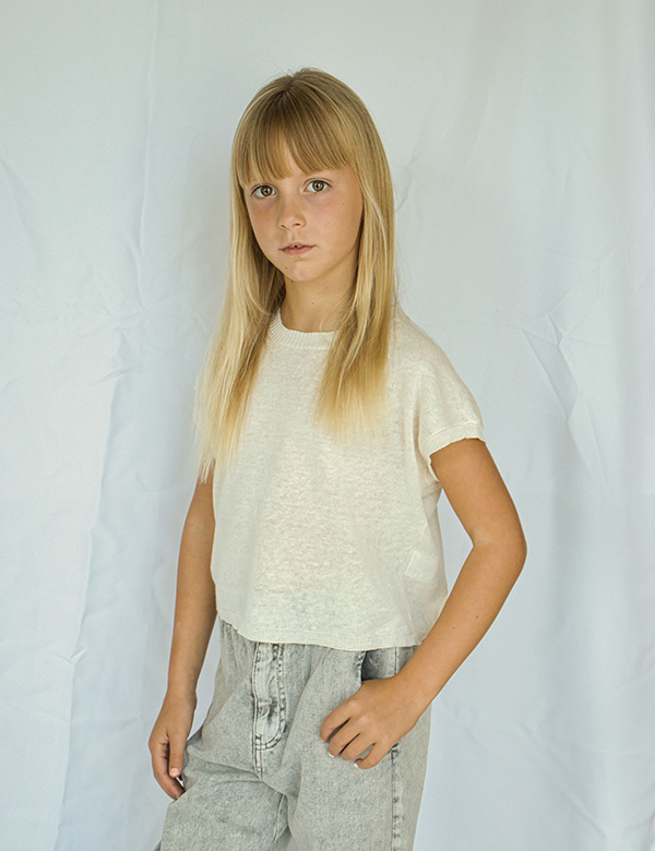 Kindermodel met lang blond haar Jutta
