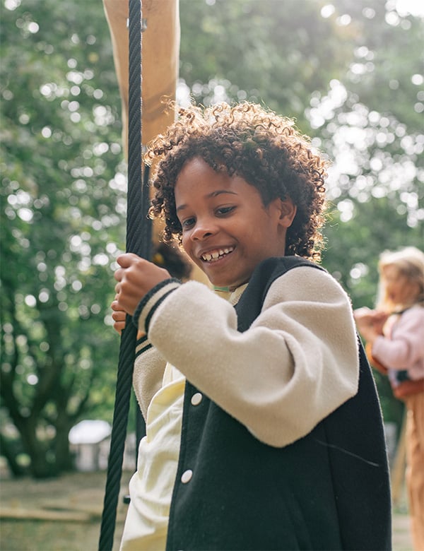 Kindermodel met donkerbruin haar Juul A.