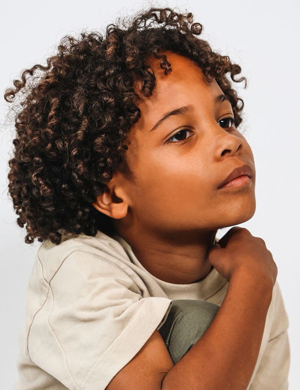Kindermodel met krullend haar juul a.