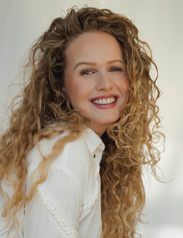 Vrouwelijk model met blond haar kaily