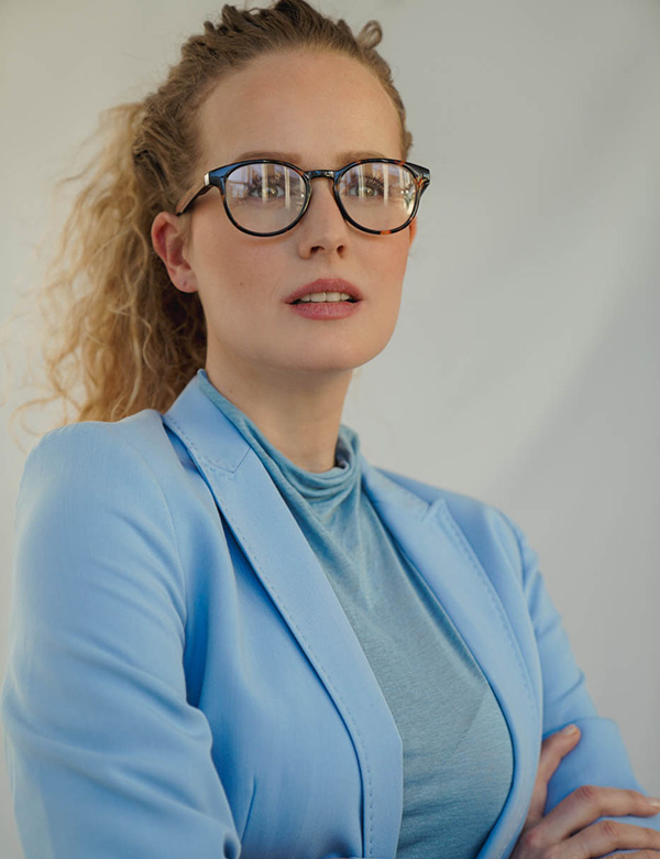 Vrouwelijk model met blond haar Kaily