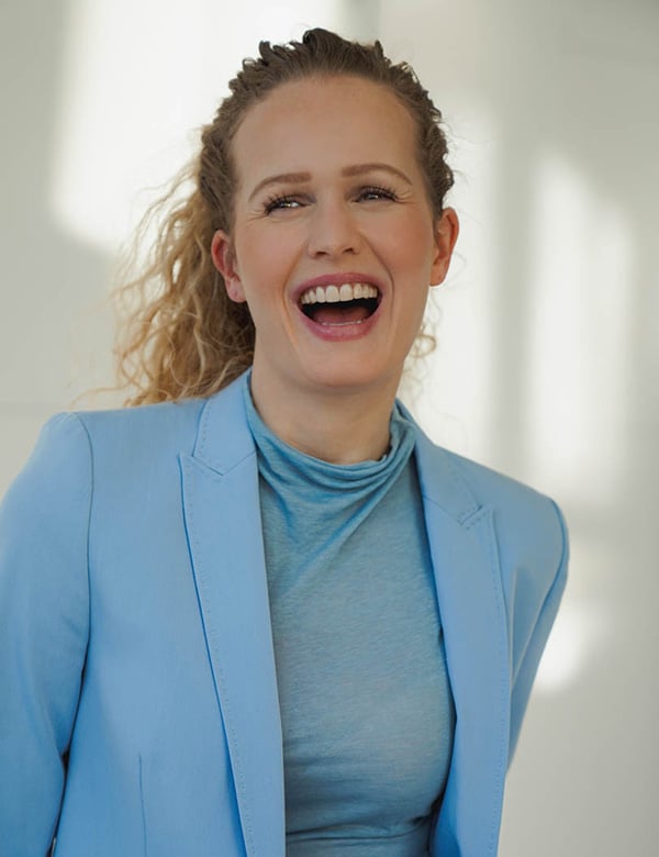 Vrouwelijk model met blond haar Kaily