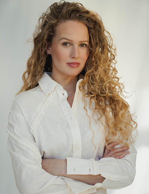 Vrouwelijk model met blond haar Kaily
