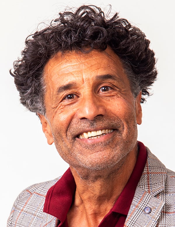 Mannelijk model krullend haar kamel a.