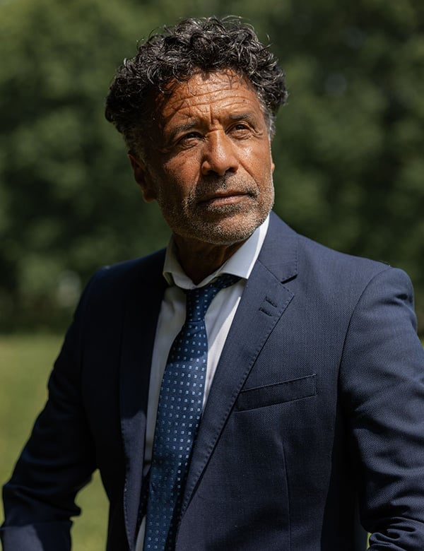 Mannelijk model met krullend haar Kamel