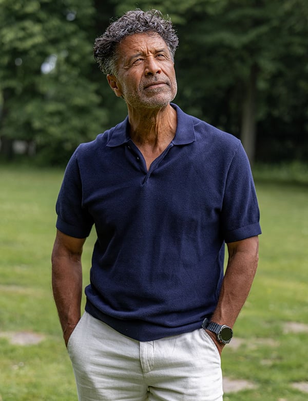 Mannelijk model met krullend haar Kamel