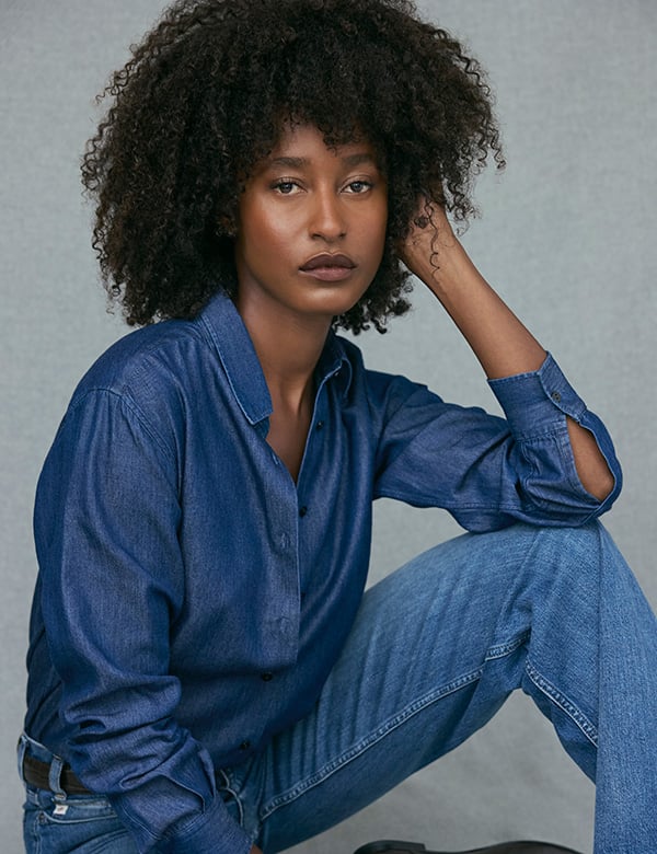 vrouwelijk model met kroes haar Karla.