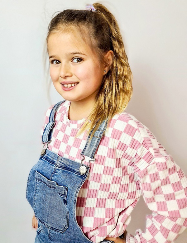 Kindermodel met blond haar Kaya