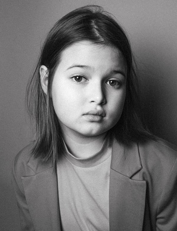 Kindermodel met kort donkerblond haar Kaya V.