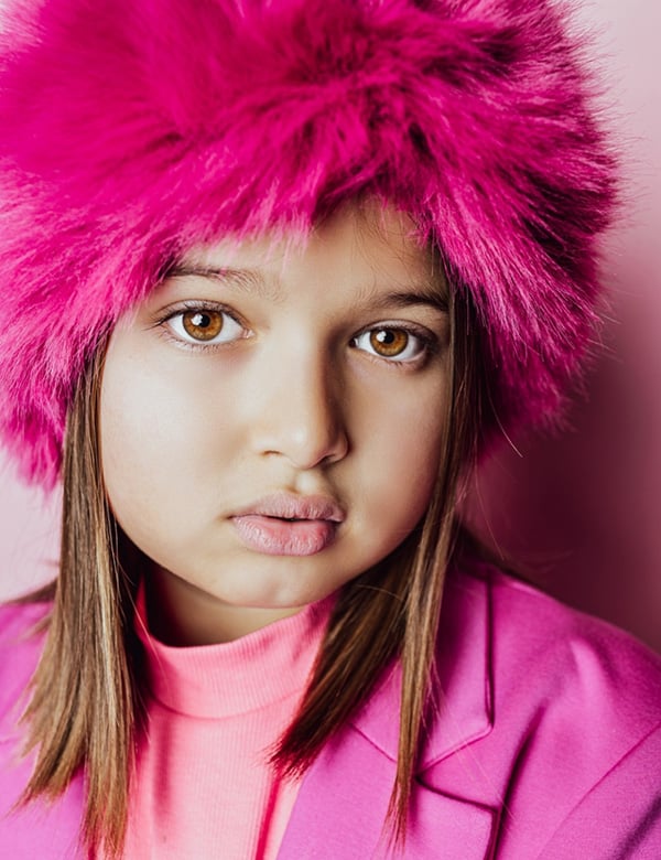 Kindermodel met kort donkerblond haar Kaya V.