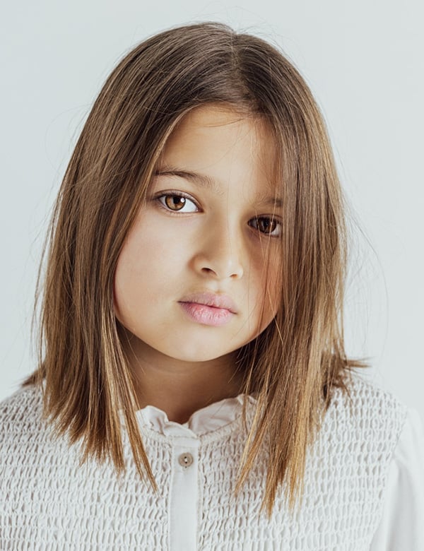 Kindermodel met kort donkerblond haar Kaya V.