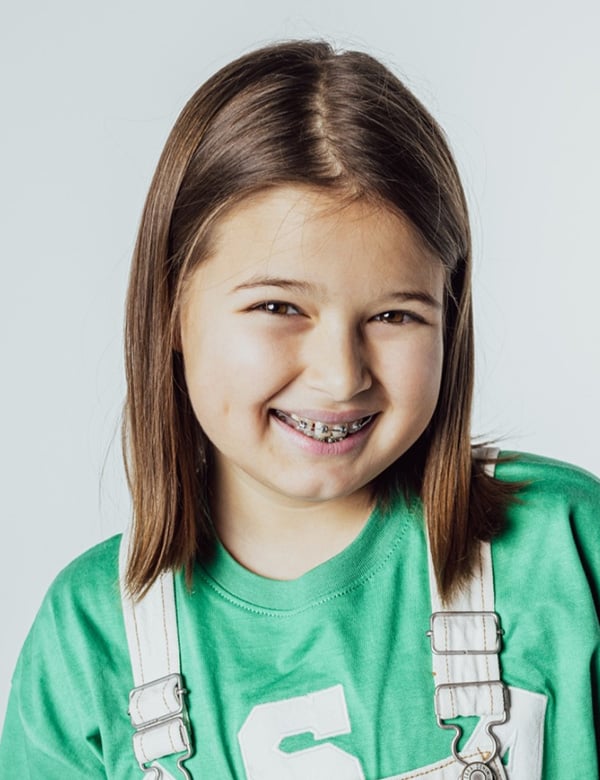 Model Kindermodel met kort donkerblond haar kaya v.