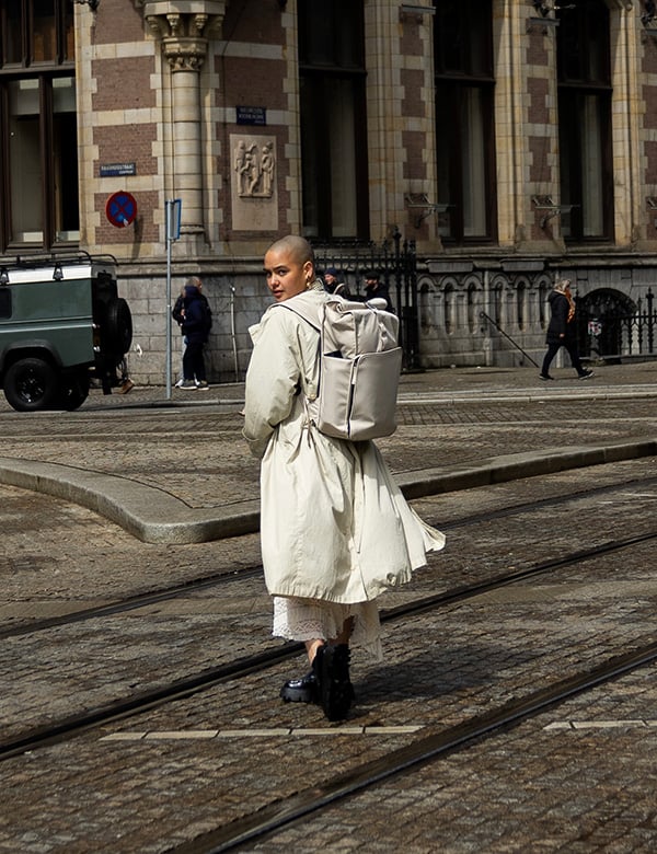 Vrouwelijk model met bruine ogen Kayva