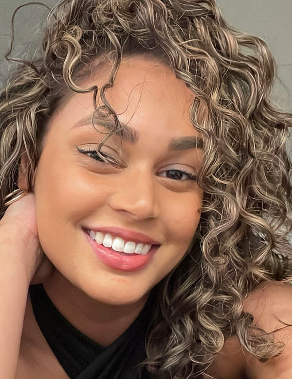 Vrouwelijk model donkerblond haar kelly j.