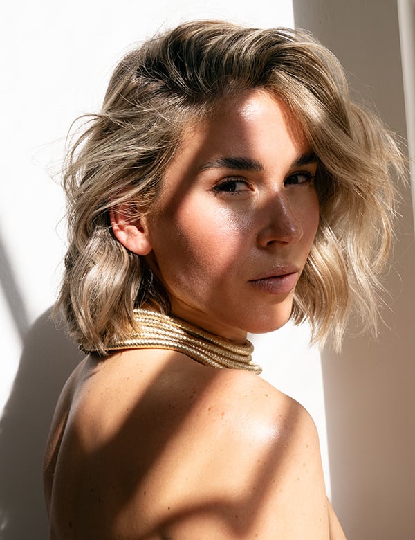 Vrouwelijk model met blond haar Kelly P.