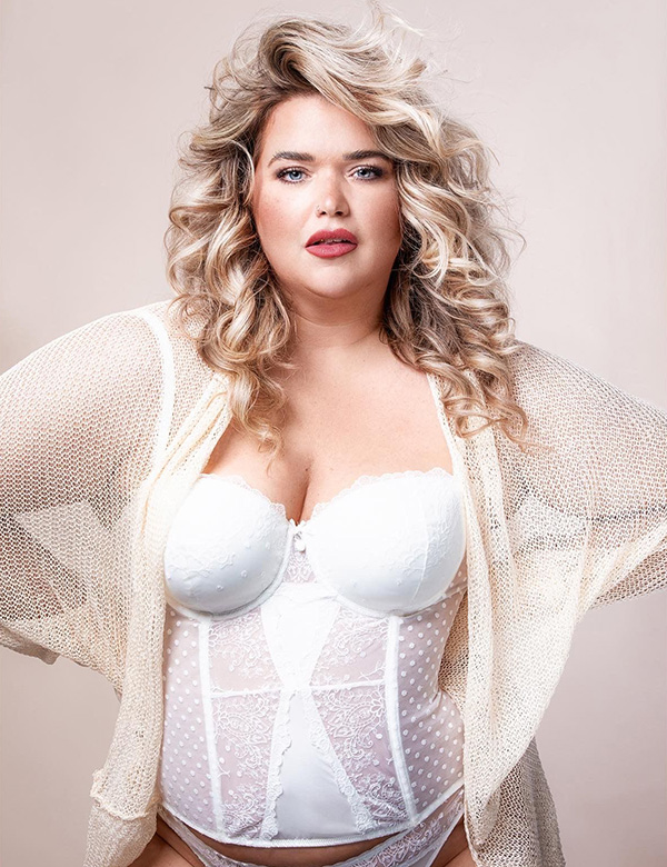 Vrouwelijk model met donkerbruin haar Kelly