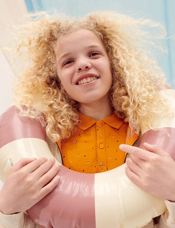 Kindermodel met blond krullend haar Kenji