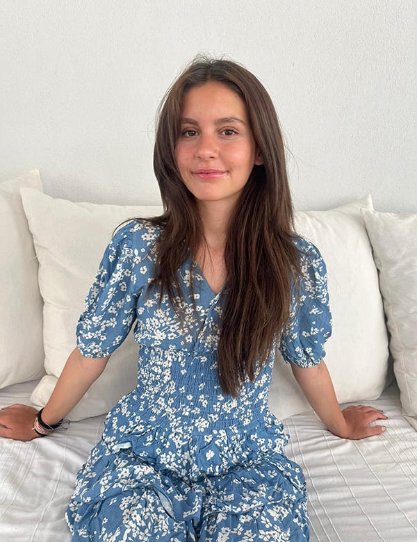 Kindermodel met lang bruin haar Kenza A.