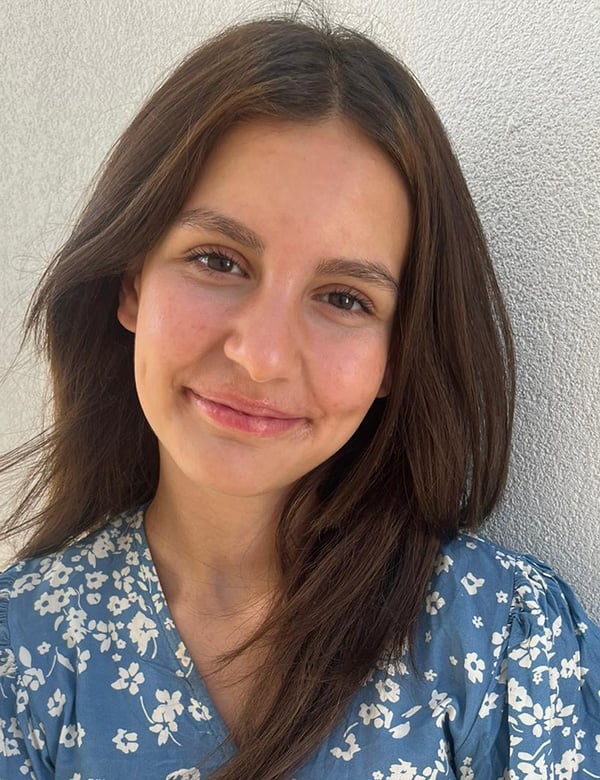 Model Kindermodel met lang bruin haar kenza a.