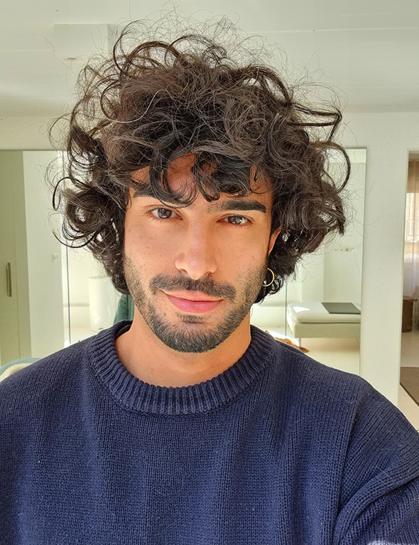 Mannelijk model krullend haar Kerem